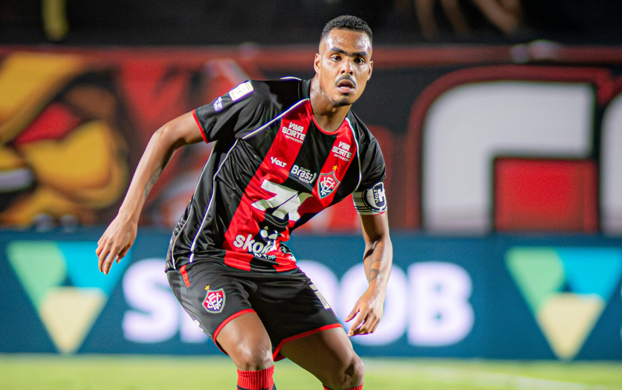 Caíque Gonçalves, do Vitória, recebe alta após sofrer concussão em jogo contra o Cruzeiro