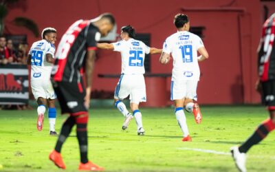 Vitória é derrotado pelo Cruzeiro no Barradão de virada e vê Z4 se aproximar