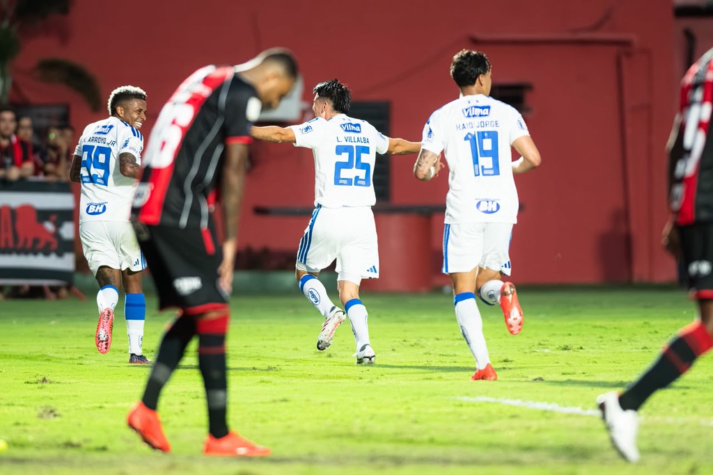 Vitória é derrotado pelo Cruzeiro no Barradão de virada e vê Z4 se aproximar