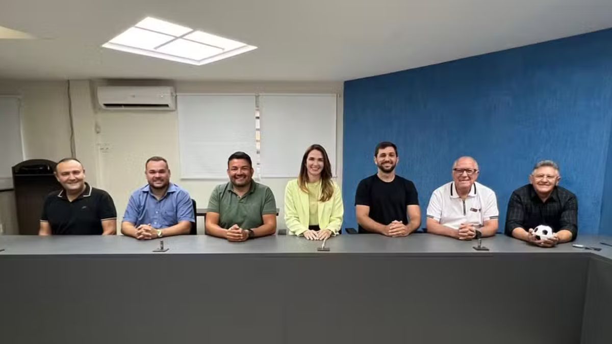 Copa Paraíba terá seis times, início em novembro e direto a vaga na Copa do Brasil 2027 1 A FPF-PB realizou, nesta quinta-feira (3), o Conselho Técnico da Copa Paraíba 2026. A competição está de volta ao calendário do futebol paraibano após 14 anos e contará com seis clubes: Atlético-PB, Campinense, Esporte de Patos, Nacional de Patos, Serra Branca e Treze.A bola começa a rolar no dia 7 de novembro, em sistema de pontos corridos, com jogos de ida e todos se enfrentando uma vez. Os quatro melhores colocados avançam para as semifinais, disputadas em jogo único. A grande final será realizada em dois jogos, de ida e volta.