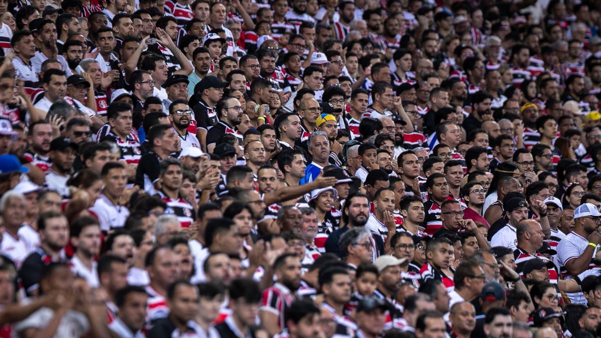 Torcida do Santa Cruz em jogo da Série C na Arena de Pernambuco