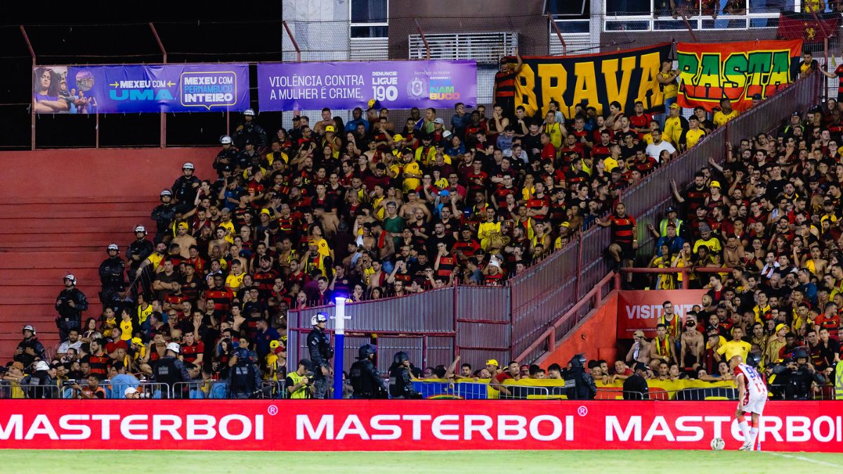 Sport solicita carga total de ingressos para torcida visitante no clássico contra o Náutico 1 Torcida do Sport em partida nos Aflitos contra o Náutico