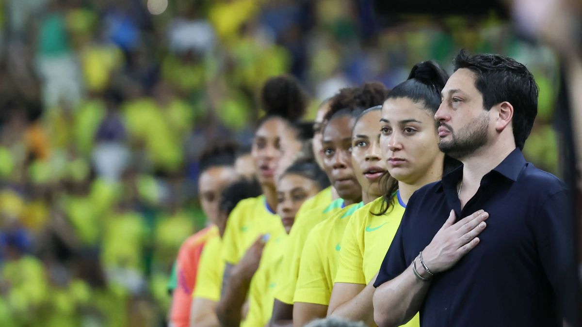 Com a goleira Yanne, do Bahia, Seleção feminina é convocada para amistoso contra a Argentina na Arena de Pernambuco 1 Técnico Arthur Elias e elenco no amistoso da seleção feminina do Brasil contra os Estados Unidos, na Arena Castelão, em Fortaleza
