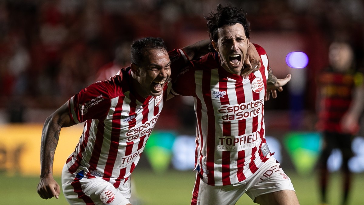 Vinícius e Jean Carlos em vitória do Náutico contra o Sport