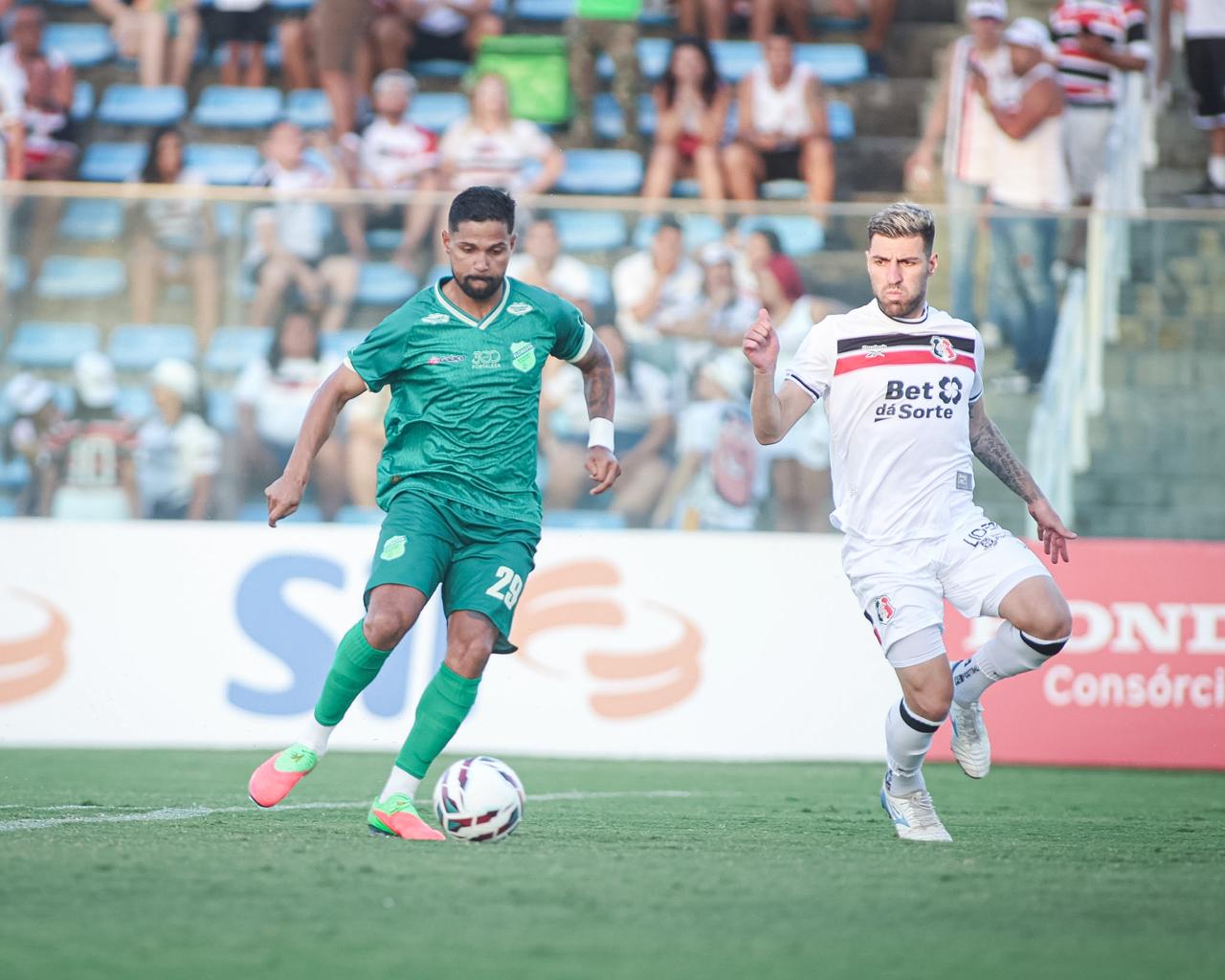 Floresta sai na frente, Santa Cruz busca empate e segue muito perto do acesso à Série B 2 Floresta - Santa Cruz