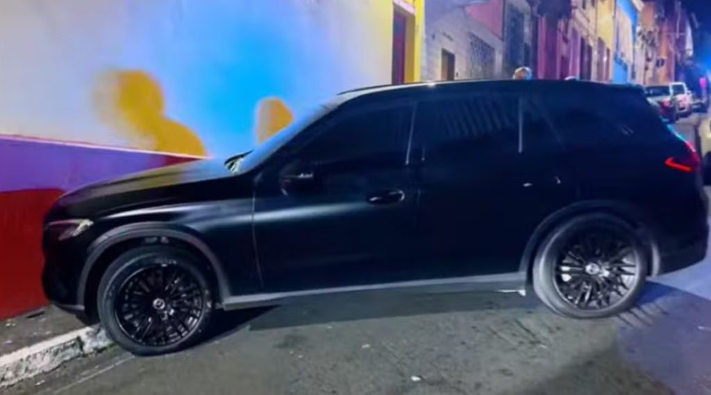 Durante folga, zagueiro do Bahia sofre acidente de carro em Salvador 1 Carro de zagueiro do Bahia acertou a parede - Foto: Reprodução/Redes Sociais