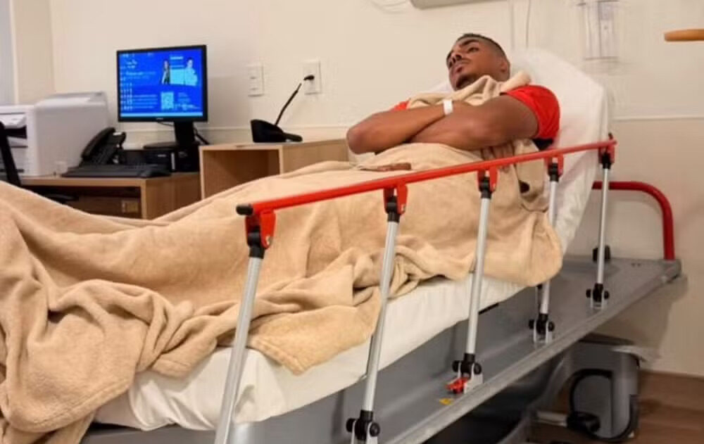 Caíque Gonçalves, do Vitória, recebe alta após sofrer concussão em jogo contra o Cruzeiro 2 Caíque Gonçalves no hospital - Foto: Reprodução/Redes Sociais