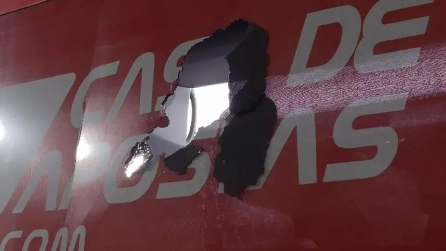 Vidro do ônibus do Bahia quebrado - Foto: Reprodução/Redes Sociais